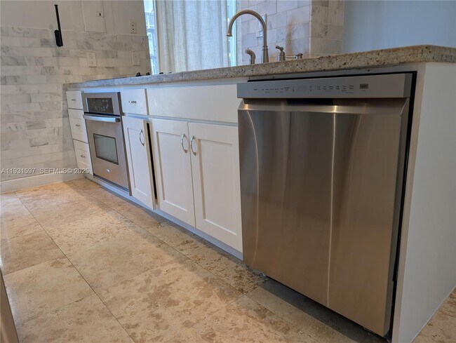 Building Photo - 6061 Collins Ave