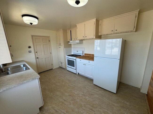 Building Photo - 870 Pearl Dr