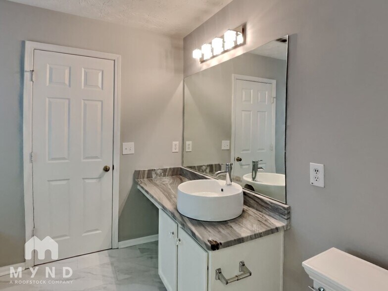 Building Photo - 2260 Valley Creek Dr