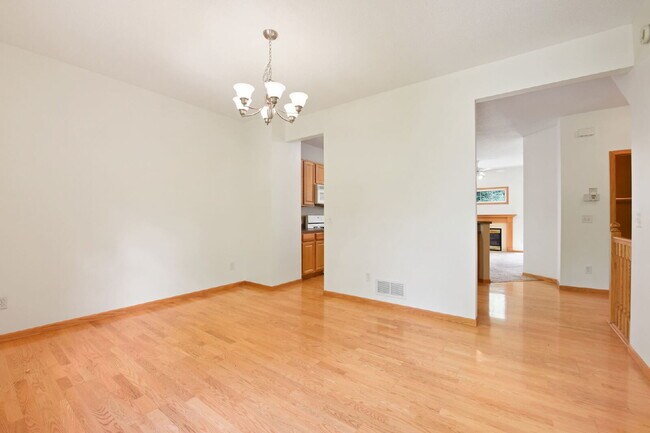 Building Photo - Charming 2-Bed Townhouse in Wayzata with Hardwood Elegance & Cozy Fireplace!