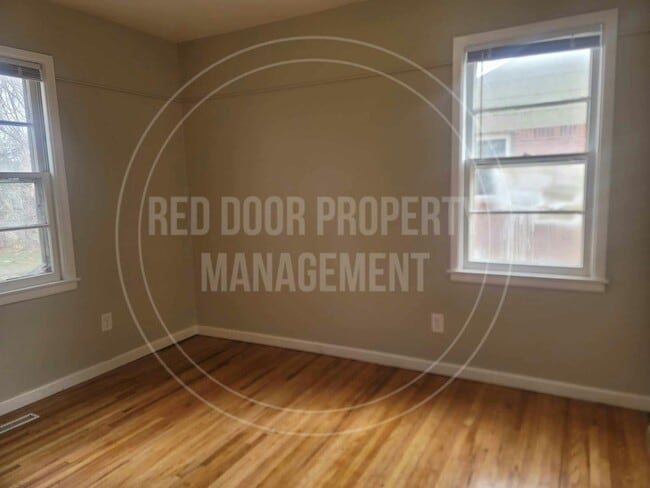 Building Photo - 1502 E Jump St