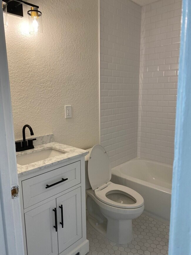 Building Photo - 129 36th Ave NE