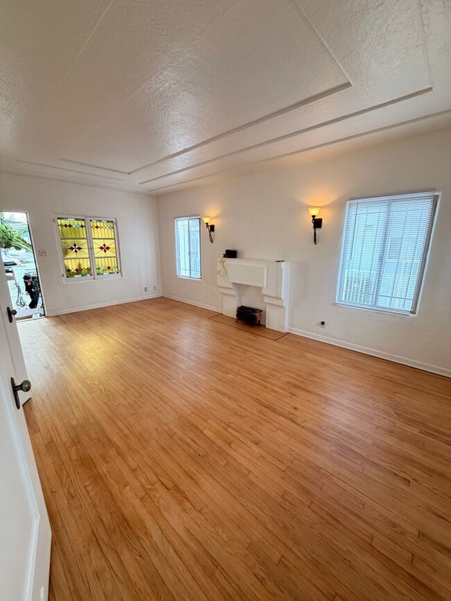 Building Photo - Cute 1 Bedroom 1 Bathroom Long Beach Apartment For Rent!