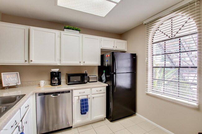 Building Photo - 930 N Mesa Dr