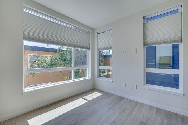 Building Photo - Luxury Capitol Hill Townhome Available Now!