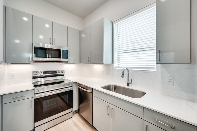 Building Photo - 571 Lloyd's Rd