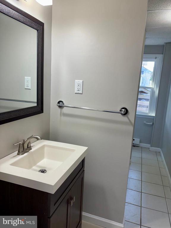 Building Photo - 167 W 7th Ave