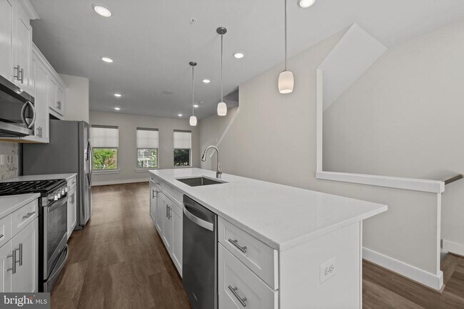 Building Photo - 148 Stowe Dr