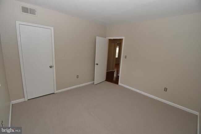 Building Photo - 1816 Queens Ln