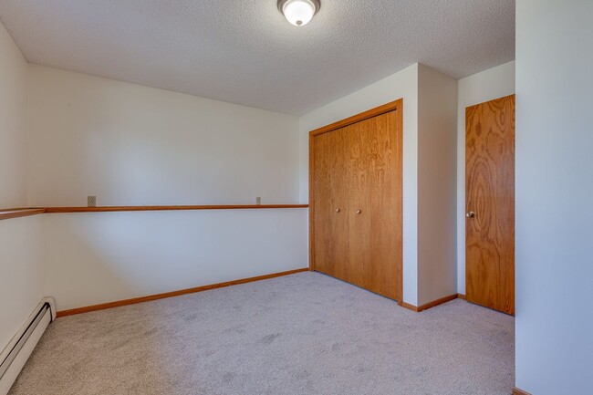 Building Photo - 4bd PLUS OFFICE 2ba 2car garage overlookin...