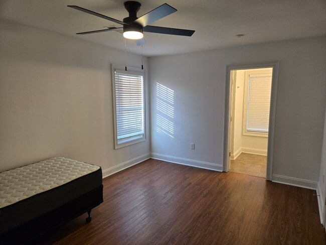 Building Photo - 802 W Longleaf Dr
