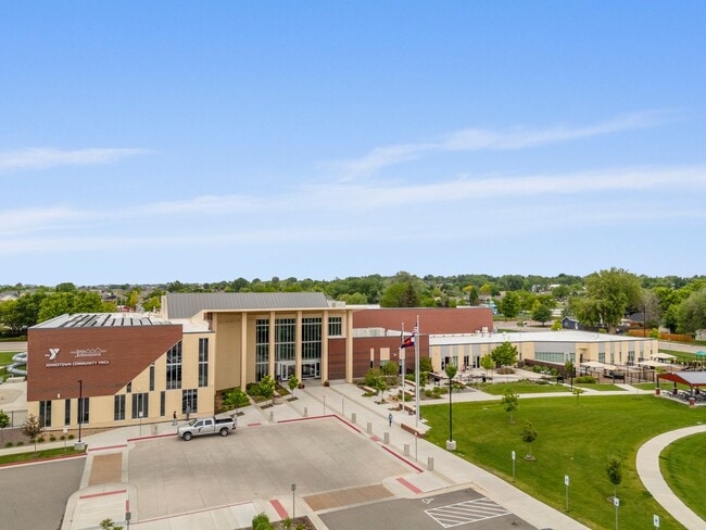 Building Photo - Beautiful 3-Bedroom Townhome with Park Views- Available July 25th!