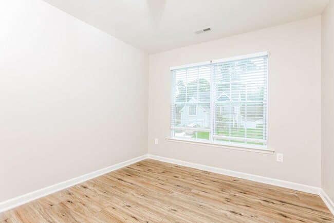 Building Photo - 934 Lakemont Dr