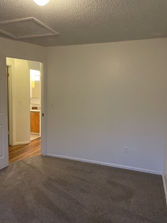 Building Photo - Start a Lease by 4/17 and get $250 off 1st Month!