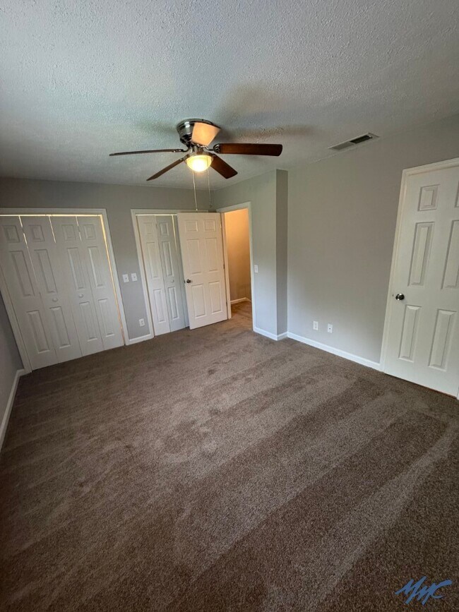 Building Photo - 2558 Oak Hill Dr