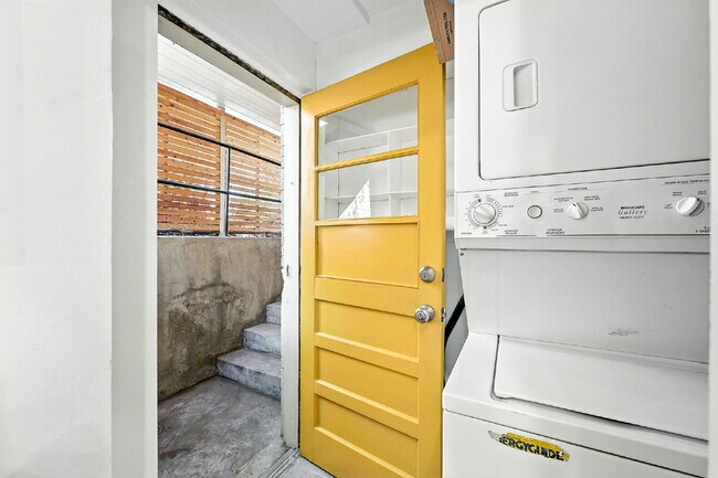 Building Photo - Great Property in the DU area!
