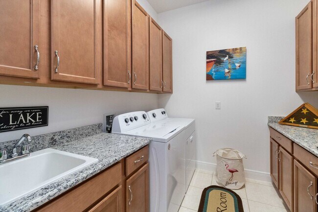 Building Photo - 2557 Yellow Brick Rd