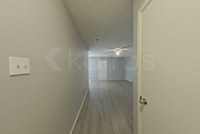 Building Photo - 1117 Saturn Dr