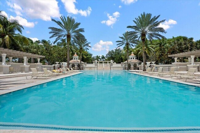 Building Photo - 10295 Trianon Pl