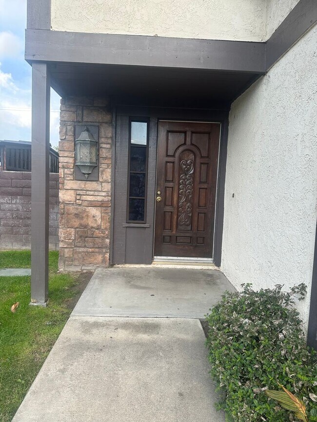 Building Photo - Charming 3-Bed/2.5-Bath Townhome with 2-Car Garage in Garden Grove