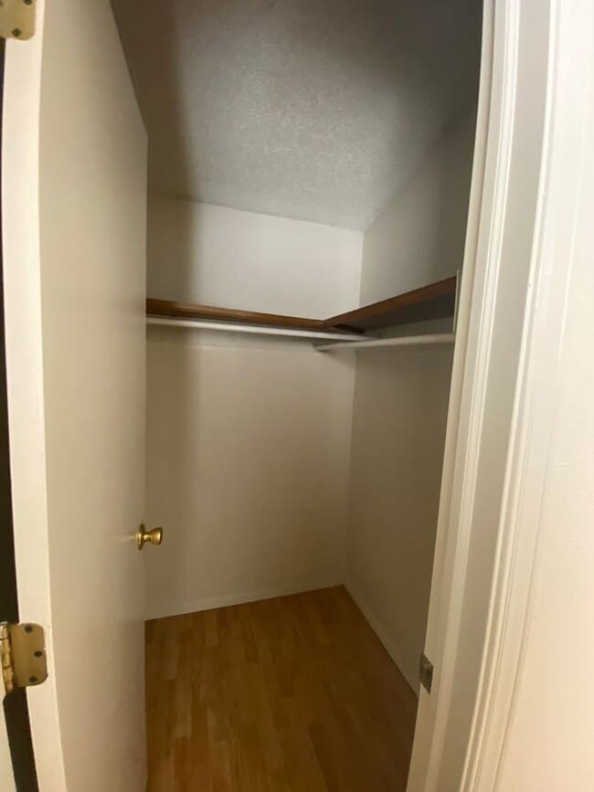 Building Photo - Cute 2 bedroom, 2 bath duplex, spacious ba...