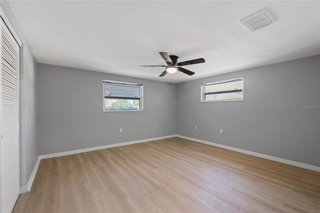 Building Photo - 4430 Shoreline Dr