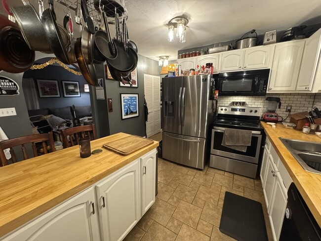 Kitchen - 2406 Highland Dr