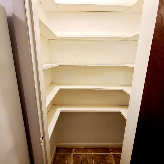 Building Photo - Great 1 Bedroom 1 Bath Apartment