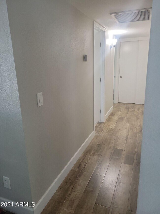 Building Photo - 607 N Palm Cir