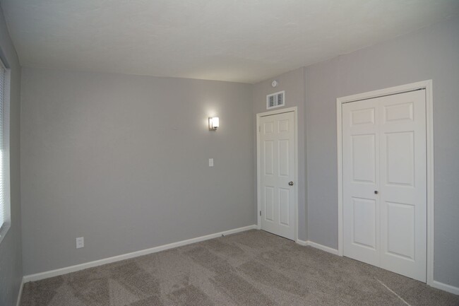 Building Photo - Remodeled 2 Bedroom 1 Bath House! Close to...