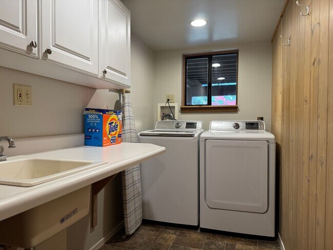 Building Photo - Cozy 5 bedr 3 bath rambler with daylight b...