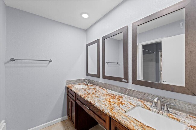 Building Photo - 11111 Midhurst Dr
