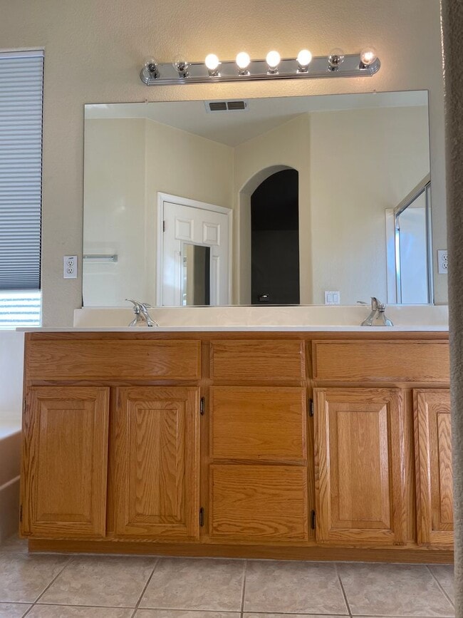 Building Photo - NICE TWO STORY IN WEST ROSEVILLE NEAR SCHO...
