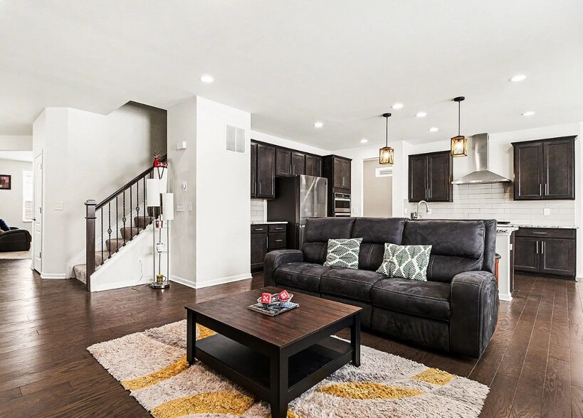 Building Photo - 49772 Shoreline Dr