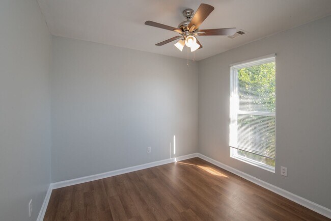 Building Photo - Delightful Pepperidge Home with Fireplace & Large Backyard