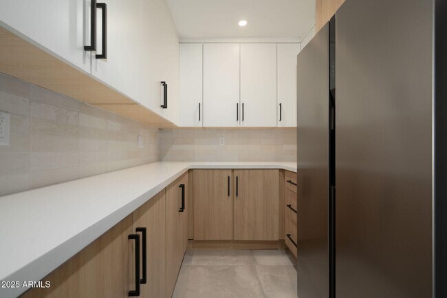 Building Photo - 2439 E Lincoln Cir