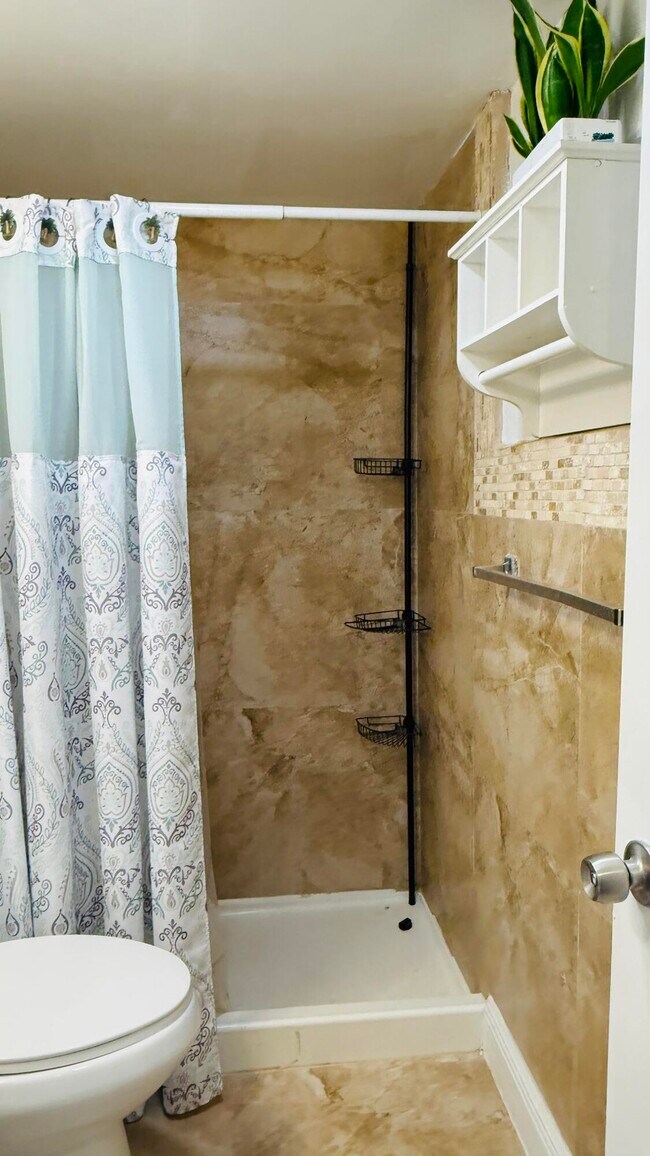 Building Photo - 2102 Lake Osborne Dr