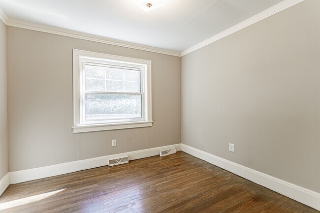 Building Photo - 2 Bed Home in Williamston With Bonus Room