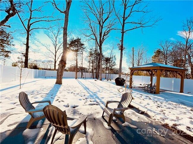 Building Photo - Captivating Single Family Home | 3 BR/2.5BA | 1-Car Covered Parking |In Highland Park