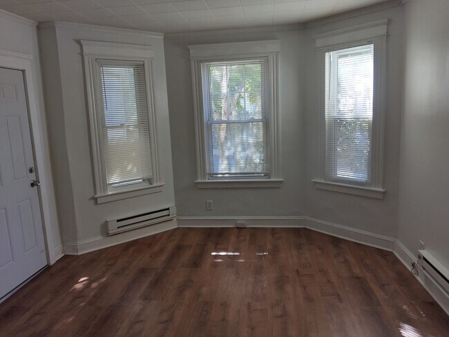 Building Photo - 113 Division St