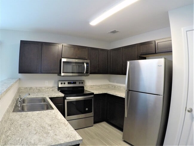 Building Photo - 13 Newport Square Ct