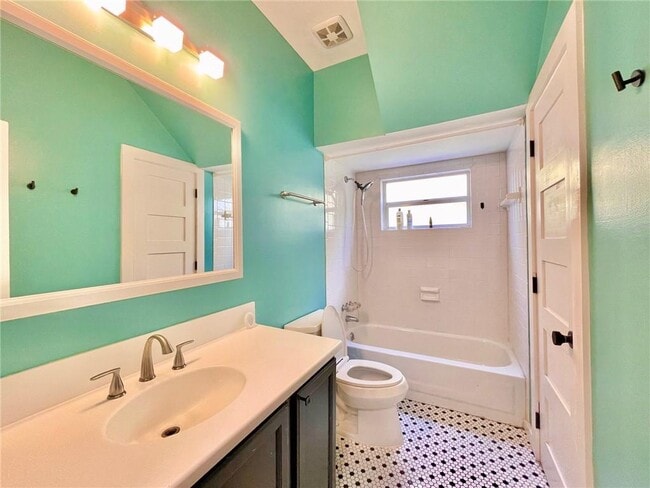 Building Photo - 220 Berean Ave SE