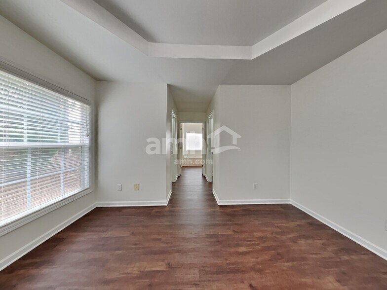 Building Photo - 111 Meandering Way Ln