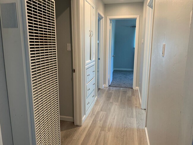 Building Photo - Beautifully upgraded interior, one dog considered.