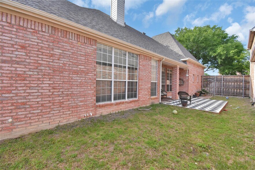 Side yard - 3903 Johnson St