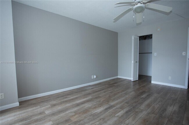 Building Photo - 800 Parkview Dr