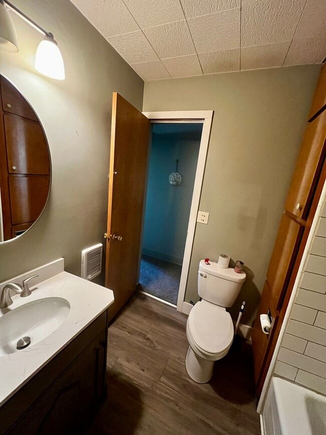 Building Photo - Amazing Downtown Location - 3 BR Home just...