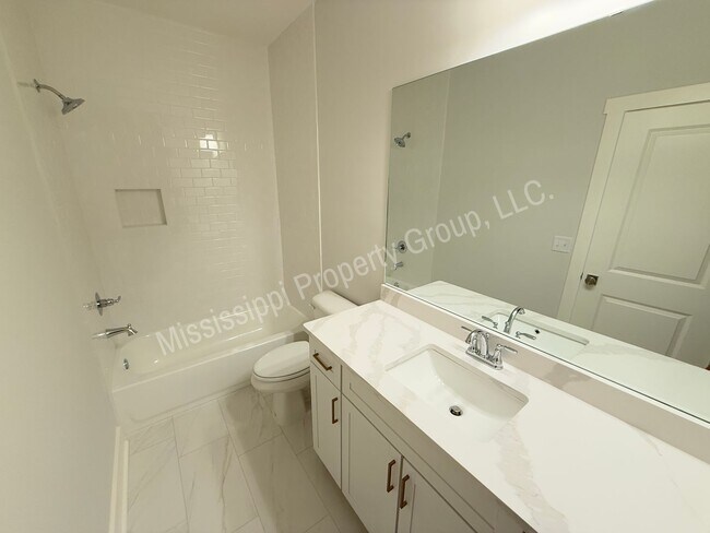 Building Photo - 703 Miramar Ln