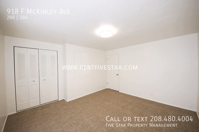 Building Photo - Spacious McKinley Townhome Available! Visi...