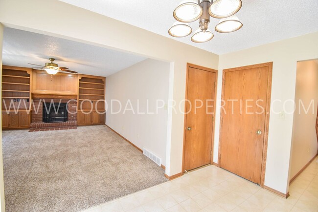 Building Photo - 3 Bedroom West Des Moines Home for Rent